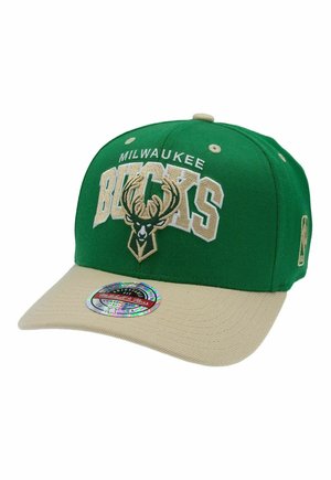 Gorra de Milwaukee Bucks en verde y beige con el nombre del equipo y el logotipo bordados, incluyendo una cabeza de ciervo con astas en el panel frontal.