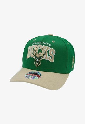 Grüner und beiger Milwaukee Bucks Cap mit eingesticktem Teamnamen und Logo, einschließlich eines Hirschkopfs mit Geweih auf dem Frontpanel.