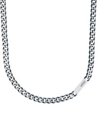 Silver och mörkblå metallkedja med länkade ringar och en platt rektangulär tagg som visar varumärket "joop!".