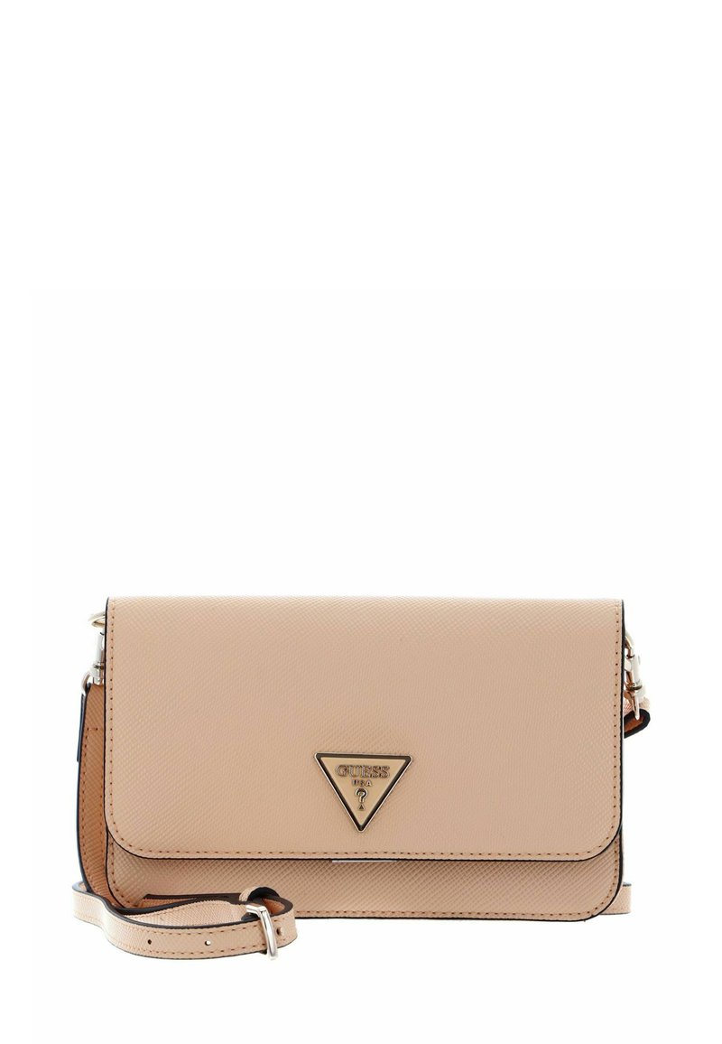 Sac bandoulière en cuir beige avec une sangle réglable et un logo triangulaire en métal Guess sur le rabat avant.
