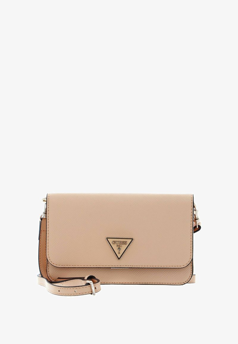 Sac bandoulière en cuir beige avec une sangle réglable et un logo triangulaire en métal Guess sur le rabat avant.