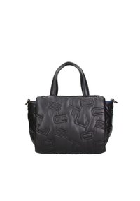 Sac à main en cuir noir avec motif en logo embossé, deux anses supérieures et fermeture à glissière. Il présente une texture lisse et une forme compacte.