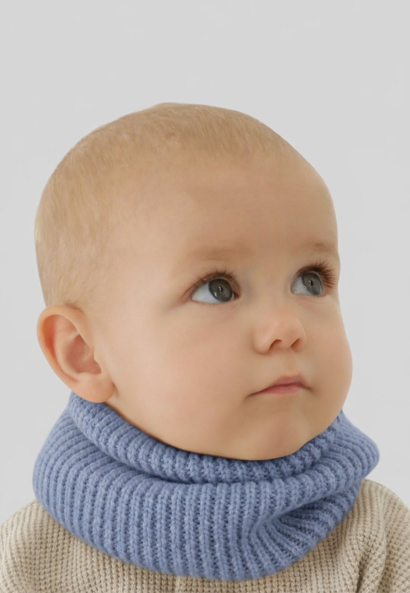 Chauffe-nuque tricoté bleu clair avec une texture côtelée, porté par un bébé, associé à un pull beige. Tissu lisse, aspect doux.