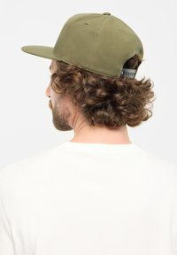Olijfgroene baseballcap met een platte rand en verstelbare snapback, voorzien van een gestructureerde stof en subtiele stikseldetails.
