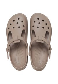 Zoccoli sintetici beige con numerosi fori di ventilazione, cinturino regolabile, soletta testurizzata e superficie liscia. Suola piatta, design a punta arrotondata.