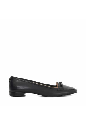 Escarpin plat en cuir noir avec un bout pointu, un petit talon et un accent de nœud décoratif à l'avant. Texture lisse avec un design minimal.
