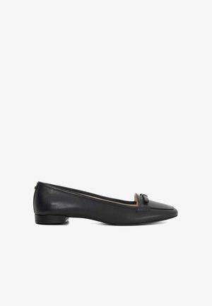 Escarpin plat en cuir noir avec un bout pointu, un petit talon et un accent de nœud décoratif à l'avant. Texture lisse avec un design minimal.