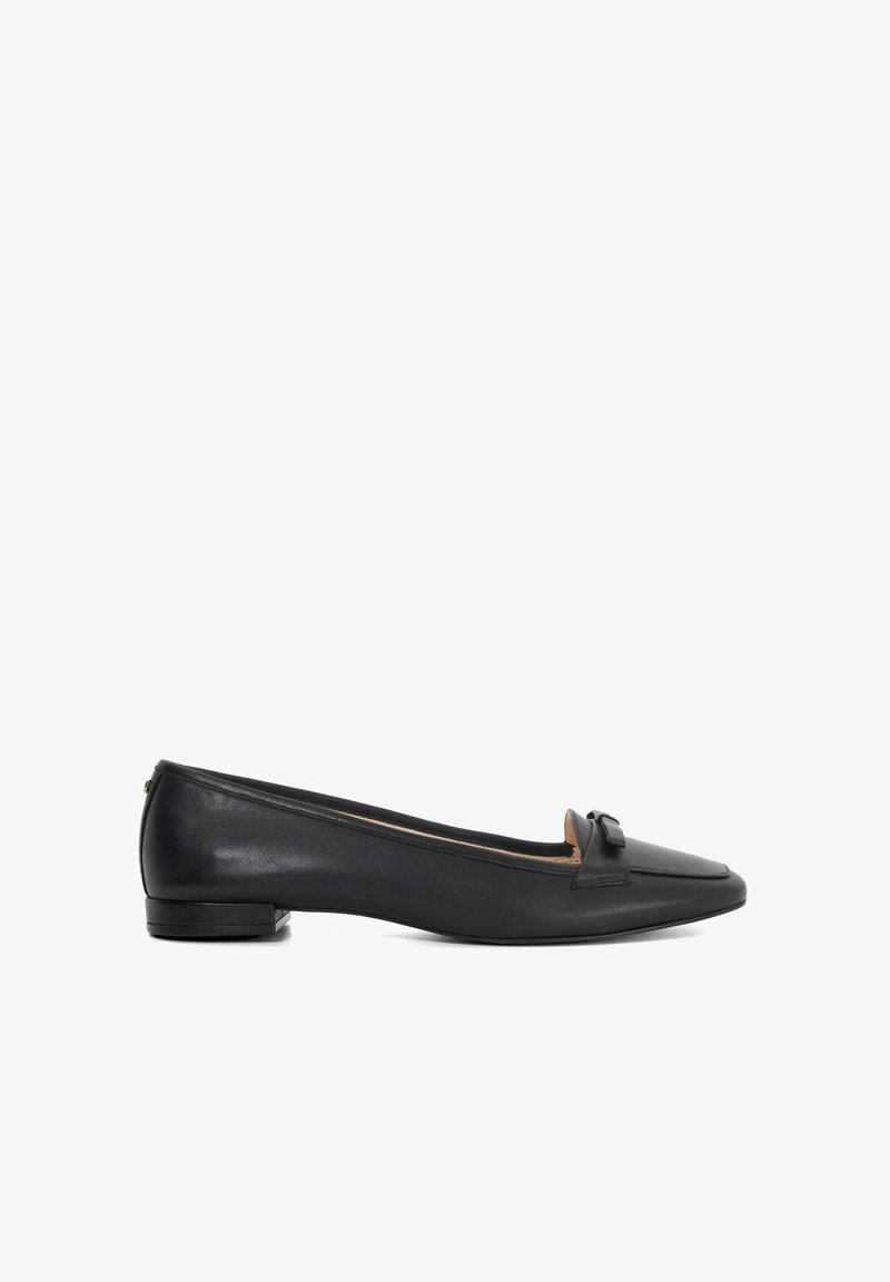 Zwarte leren platte schoen met een spitse neus, kleine hak en een decoratieve strikaccent aan de voorkant. Gladde textuur met een minimalistisch design.