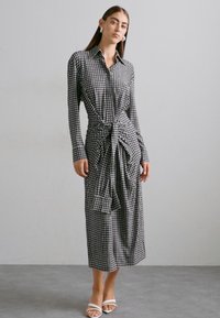 Norma Kamali FOUR SLEEVE SHIRT LONG DRESS - Skjortekjole - black/white