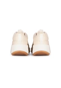 Scarpe sportive beige e marroni con materiale testurizzato, una suola bianca spessa e alette sul retro. Colore uniforme senza motivi visibili.