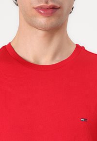 Tommy Jeans TEE 3 PACK - T-shirt basic - ecru/dark night navy/red