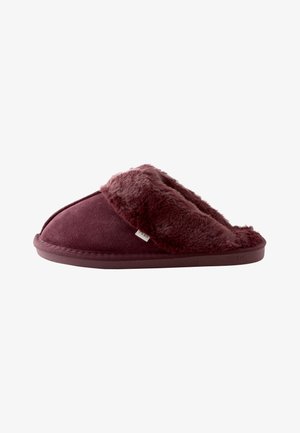 Bløde, burgundy slippers med plyssede pelsfor og ruskindseksteriør, designet til komfort og varme indendørs.