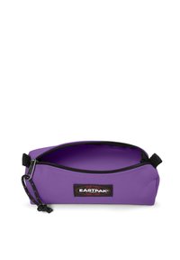 Trousse à crayons violette avec une ouverture zippée, des éléments en métal noir et un patch logo. Fabriquée en matériau durable avec une texture lisse. L'intérieur est également violet.