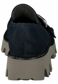 Námořnické modré semišové slip-on boty s tlustou, texturovanou béžovou podrážkou, která má výrazné drážky a decentní design. Obsahují akcentový přezku.