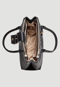 Bolso negro con exterior texturizado, herrajes dorados, doble asa y interior beige con patrones sutiles de logotipo. Compartimentos con cremallera.