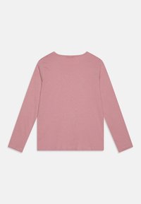 Ružičasta majica s dugim rukavima sa zaobljenim izrezom i glatkom teksturom. Jednostavan dizajn bez dodatnih uzoraka ili ukrasa.