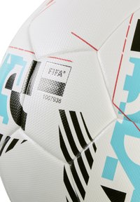 FIFA-certificeret fodbold med en struktureret hvid overflade, sorte og turkise accenter samt markerede sømme; inkluderer identifikationsmærker.