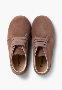 Scarpe in suede marrone con punta rotonda, design con lacci e superficie testurizzata. Interno foderato con materiale morbido, marchiato "Pisamonas."