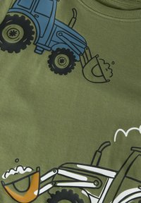 Dvi traktorių iliustracijos, viena mėlyna, kita balta su oranžine, abi su priekiniais krautuvais, nešančiomis žemę, alyvuogių žalios spalvos audinio fone.