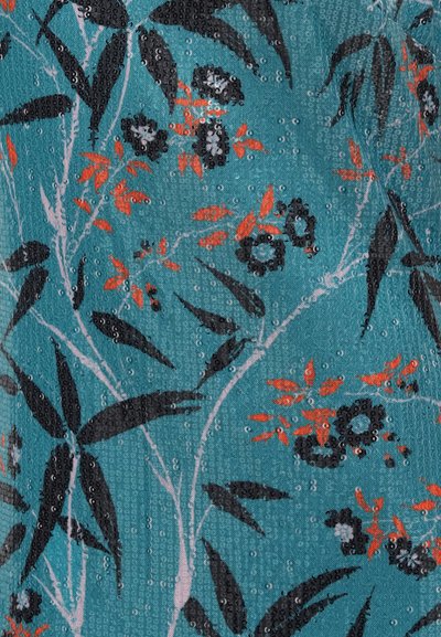 Tirkizna tkanina s crnim i narančastim cvjetnim uzorkom, koja sadrži dugačke listove i male skupine cvjetova, prekrivena s malim, sjajnim crnim šupljim pačvama.