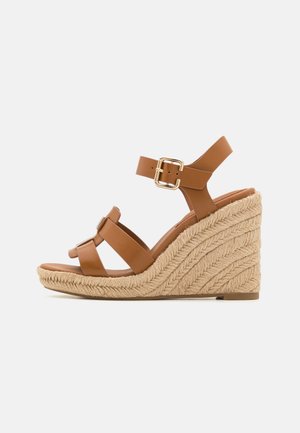 WEDGE  - Sandalen met sleehak - cognac brown