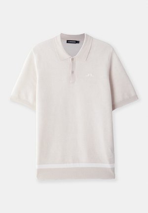 Polo de color gris claro hecho de tela texturizada con collar, mangas cortas, tres botones y un logo blanco en el pecho.