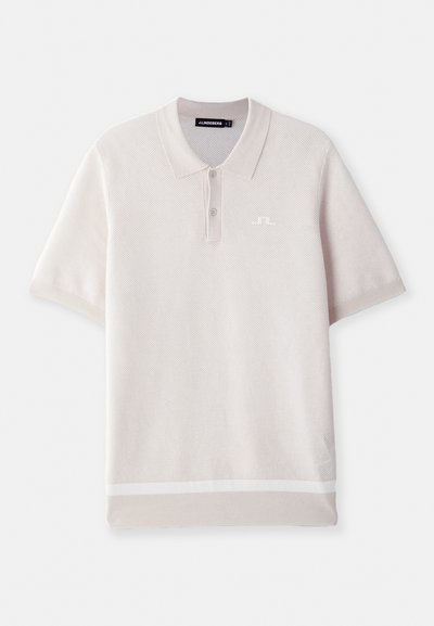 Gaišs pelēks polo krekls no teksturēta auduma ar apkakli, īsām piedurknēm, trim pogām un baltu logotipu uz krūšu daļas.