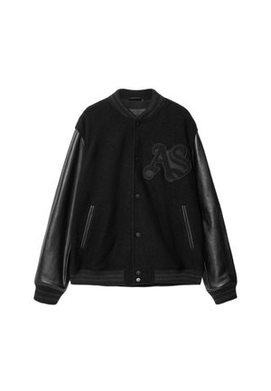 Musta varsity-takki nahkaisilla hihoilla, resorikauluksella ja -hihoilla, etuosan neppareilla ja vasemmassa rinnassa kirjailtu "AS".