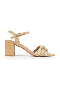 Beige High Heelsandale mit Blockabsatz, ausgestattet mit einem geflochtenen Riemen, verstellbarem Knöchelriemen und einem Metallschnallen-Detail an der Zehe.