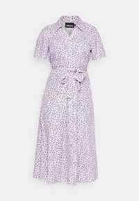 Vestido camisa com botão em lavanda clara, mangas curtas, estampa floral, cintura cingida e comprimento midi com corte reto e textura sutil.