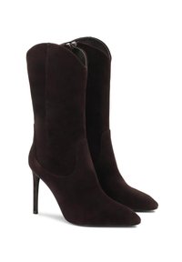 Botas de tobillo de ante marrón oscuro con punta afilada y tacón stiletto alto. Presentan un diseño curvado y recortado en el eje y un cierre de cremallera.