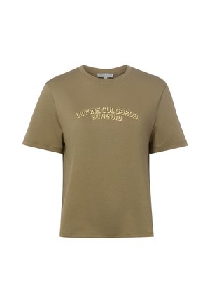 Olivgrünes Kurzarm-T-Shirt mit Rundhalsausschnitt und gelbem Text "LIMONE SUL GARDA, BENVENUTO!" auf der Vorderseite gedruckt.