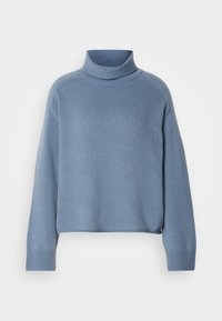 Pull à col roulé tricoté bleu clair avec manches longues et poignets côtelés sur fond uni.
