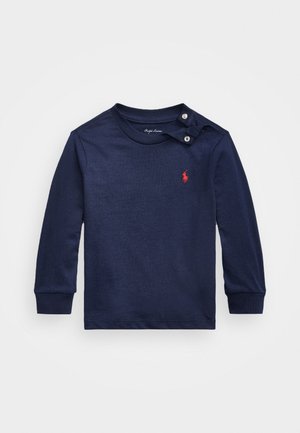 Granatowa koszulka dla malucha z długim rękawem, z czerwonym haftowanym logo konia na piersi oraz zatrzaskami na lewym ramieniu dla łatwiejszego ubierania.