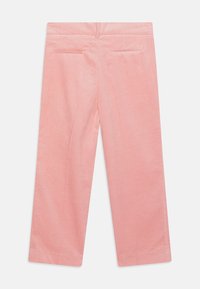 Roze corduroy broek met een wijde pijp, voorzien van verticale ribbels, twee achterzakken en een zachte textuur.