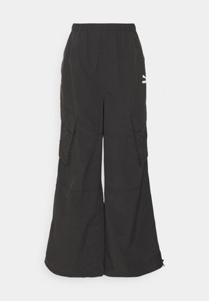 Schwarze Cargo-Hose aus leichtem Stoff, mit elastischem Bund, weitem Bein, zwei seitlichen Taschen und einem Logodetail.