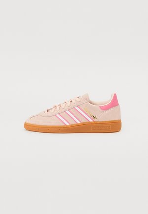 Baskets Adidas rose clair avec des bandes roses, semelle en gomme et marquage doré "Spezial" sur fond blanc, vue latérale.
