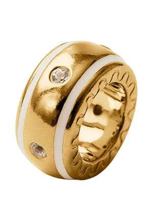 Anillo ancho de oro con dos franjas de esmalte blanco y tres pequeñas gemas claras incrustadas.