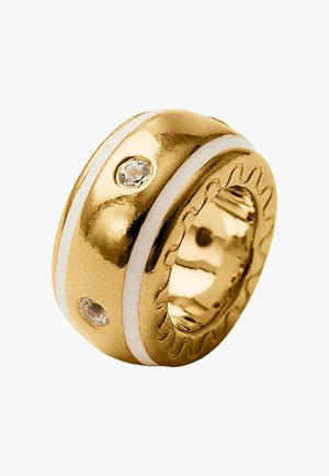 Anillo ancho de oro con dos franjas de esmalte blanco y tres pequeñas gemas claras incrustadas.