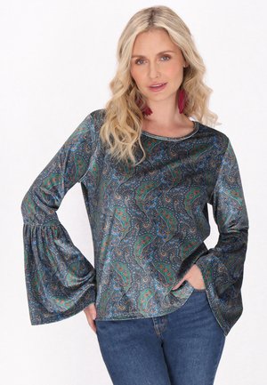 Top a maniche lunghe in tessuto lucido con motivo paisley verde, blu e oro. Presenta maniche a campana e un collo arrotondato.