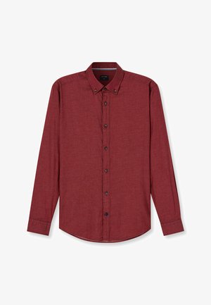 Burgunderrote Langarm-Hemd mit Knopfleiste, spitzem Kragen und schwarzen Knöpfen, flach auf einem weißen Hintergrund präsentiert.