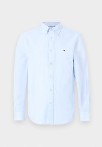 Ανοιχτό γαλάζιο πουκάμισο με μακριά μανίκια, κουμπιά μπροστά και γιακά με κουμπιά, με μικρό κεντητό λογότυπο στο αριστερό μέρος του στήθους.