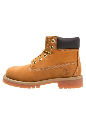 Tobaksfarvet læderankelstøvle med polstret sort krave, gule snørebånd, metaløjehuller og tyk gummisål, Timberland-logo præget på siden.