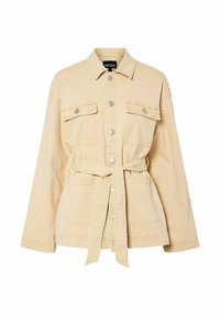 Veste beige ceintrée en toile de coton avec des boutons-pression en métal, deux poches poitrine et un col structuré. Texture douce et coupe décontractée.