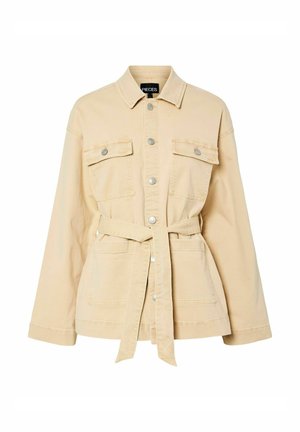Beige jasje met riem, gemaakt van katoen-twill, voorzien van metalen drukknoopsluitingen, twee borstzakken en een gestructureerde kraag. Zachte textuur en ontspannen pasvorm.