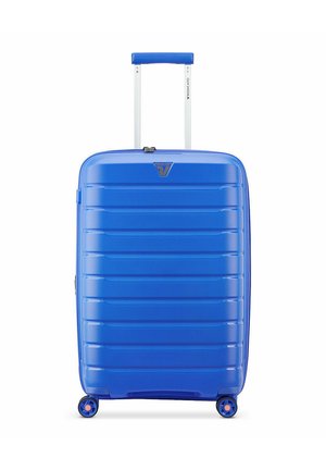 Valise rigide bleue avec quatre roues et une poignée télescopique étendue sur fond blanc.