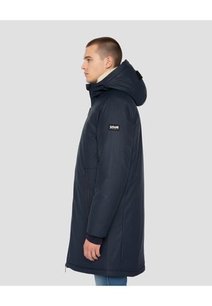 Parka blu navy con cappuccio, dotata di chiusura frontale con zip, tasche laterali, colletto foderato in pile e toppa con logo sulla parte superiore del braccio.