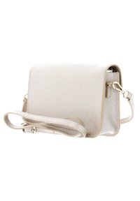 Borsa a tracolla sintetica beige con una finitura testurizzata, hardware dorato e una tracolla staccabile. Forma rettangolare con angoli arrotondati.