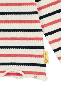 Maglione a righe crema, con strisce orizzontali rosse e navy. Texture morbida a coste con orlo ondulato e un'etichetta gialla del brand.