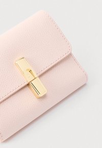 Rózsaszín texturált bőr pénztárca arany színű fém kapoccsal. Lekerekített sarkokkal és finom varrással rendelkezik. Minimalista dizájn, kompakt alakzat.